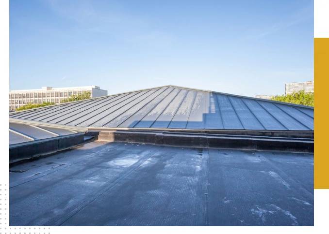 A photo of a flat roof with a seam.